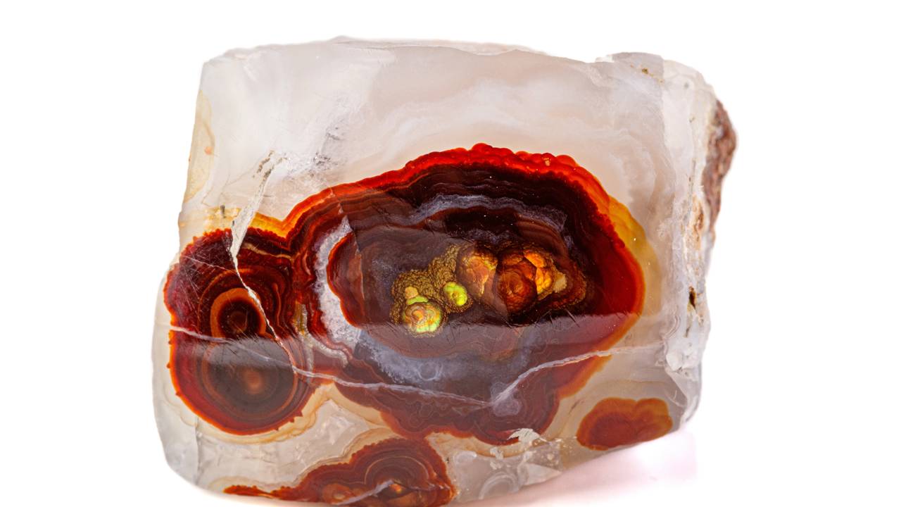 Esqueça a opala comum, pois esta calcedônia exibe cores geradas por camadas de limonita e possui dureza de até 7 na escala mineral