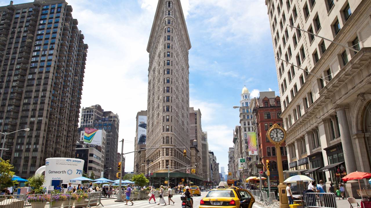 Erguida em formato triangular de ferro com 87 metros de altura, a torre de 22 andares de 1902 é um dos maiores marcos visuais de Nova York