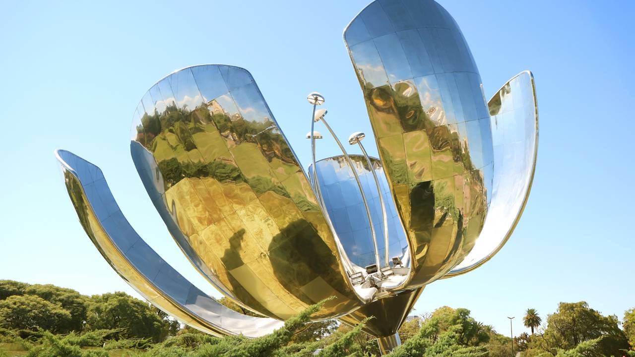 Ocupando 3,2 hectares com fachadas geométricas, a praça australiana se tornou o ponto de encontro cultural mais visitado de Melbourne