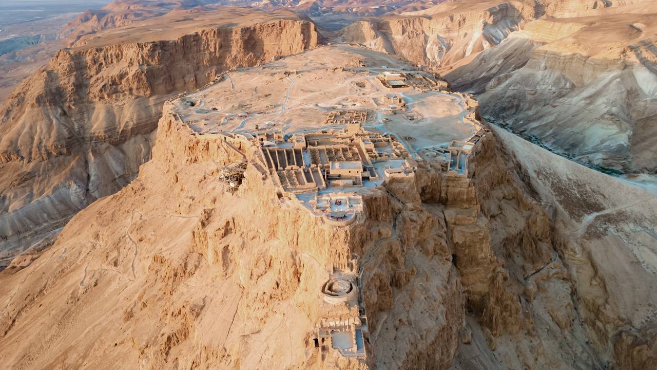 Localizada no deserto com muralhas de 1.400 metros de extensão, a fortaleza de Masada protegeu o último reduto rebelde contra Roma