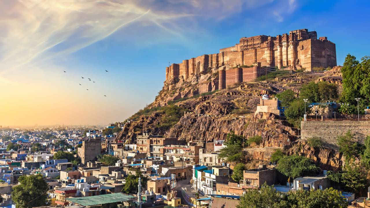 Erguido a 122 metros acima da cidade de Jodhpur, o forte indiano possui muralhas de 36 metros de altura que desafiam qualquer invasor