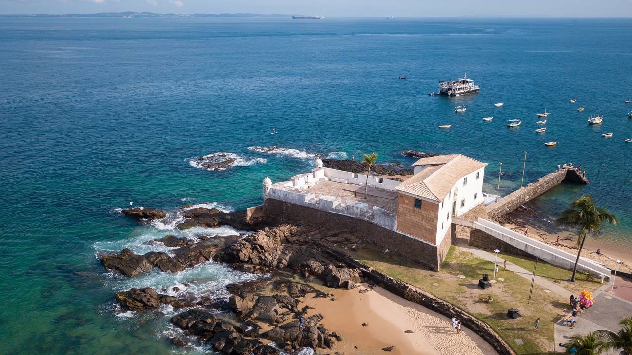 Com suas muralhas do século XVII e vista para a Baía de Todos-os-Santos, o forte de Salvador virou um recorde de preservação da engenharia colonial