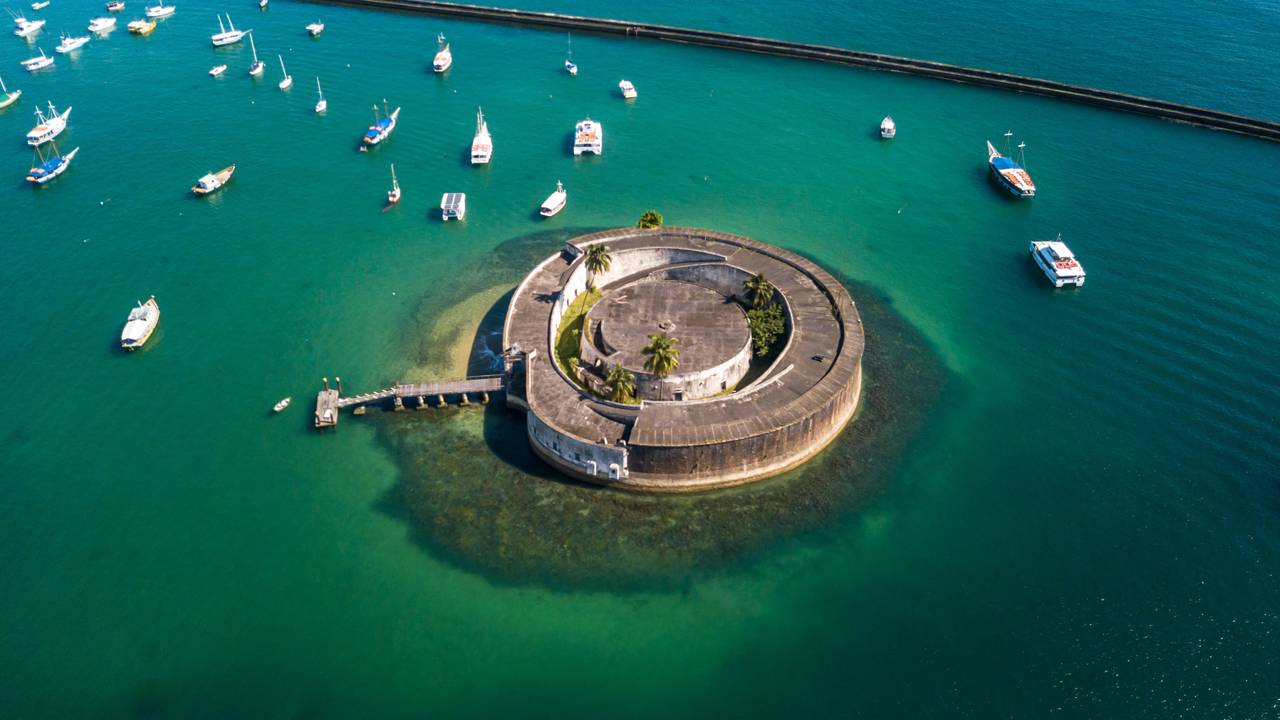 A singular fortaleza circular de origem em 1650 erguida sobre recifes de corais a 250 metros da costa da histórica Baía de Todos-os-Santos