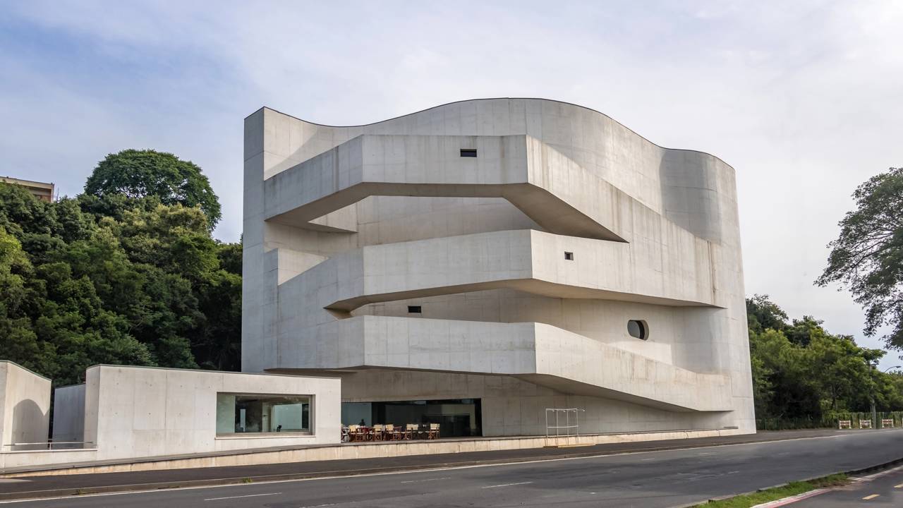 O monumental edifício de concreto branco de 8.250 m² de área que foi inaugurado em 2008 como referência de arquitetura moderna no Sul