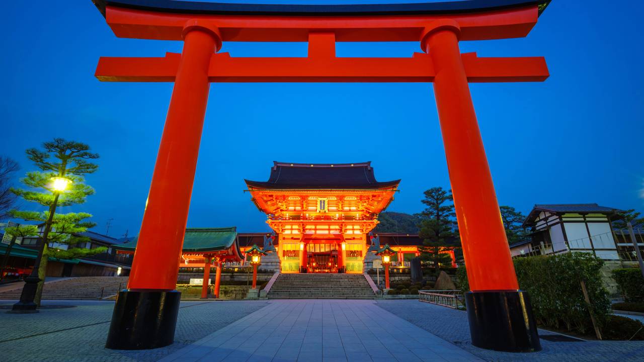 O monumental santuário xintoísta de 711 d.C. que abriga 10 mil portais vermelhos ao longo de uma montanha de 233 metros de altura no Japão