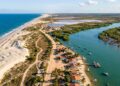 Carros não entram, charretes circulam e montanhas de sal parecem neve: a vila de pescadores presa numa língua de areia no Rio Grande do Norte