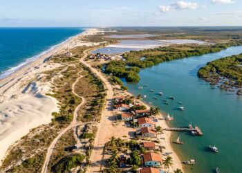 Carros não entram, charretes circulam e montanhas de sal parecem neve: a vila de pescadores presa numa língua de areia no Rio Grande do Norte