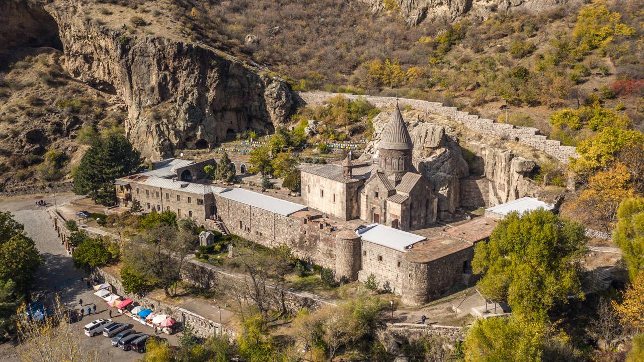 Fundado no século 4 e esculpido na rocha em sua forma atual no século 13, o monastério armênio virou um marco de devoção e engenharia sacra