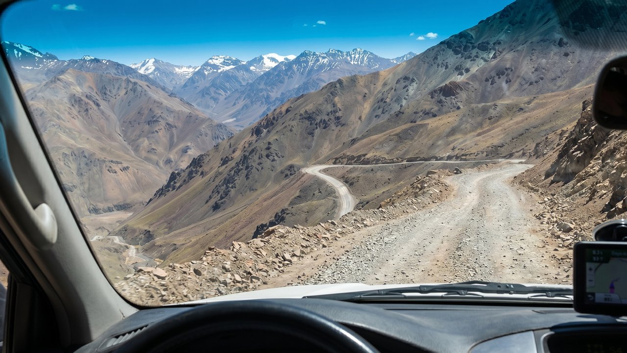 A passagem argentina atinge 4.780 metros de altitude; com vistas nevadas nos Andes, ela conecta dois países em uma rota de engenharia extrema