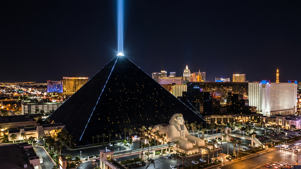 Com suítes penthouse que superam US$ 3 mil por noite, a pirâmide de vidro em Las Vegas abriga 4.407 quartos e um cassino gigante