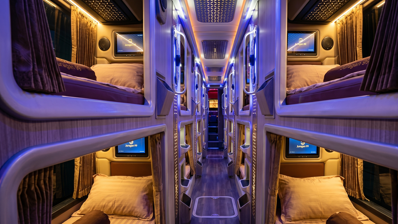 Com poltronas que viram camas e telas individuais, este ônibus na Indonésia transforma a viagem em uma sala de estar sobre rodas