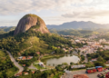 Uma rocha de 600 milhões de anos com vista de várias cidades e o título oficial de Capital do Morango: o refúgio serrano a 65 km de São Paulo