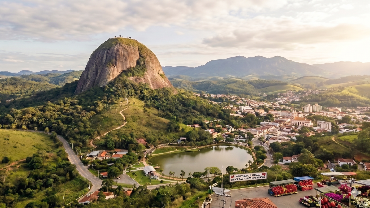 Uma rocha de 600 milhões de anos com vista de várias cidades e o título oficial de Capital do Morango: o refúgio serrano a 65 km de São Paulo