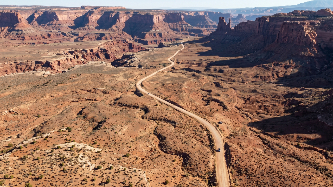 Com seus 100 km de terra batida através do deserto de Utah, o caminho histórico segue as pegadas dos pioneiros que esculpiram a fenda na rocha