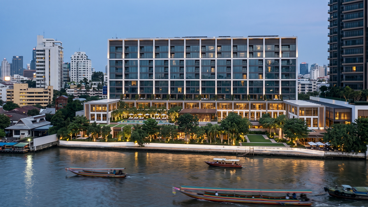 O elegante hotel de 101 suítes e vilas privativas que acompanha a curva do histórico rio Chao Phraya na capital da Tailândia