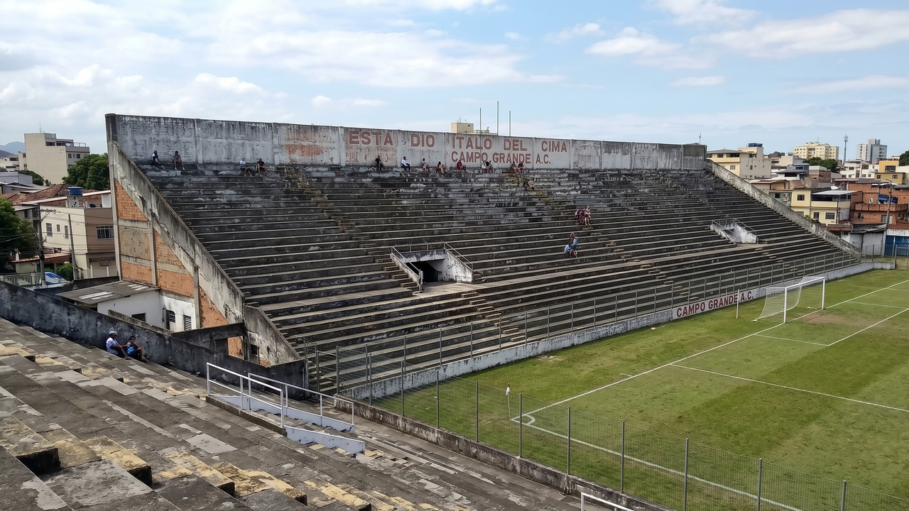 Com capacidade para 10 mil torcedores e inaugurada em 1946, a arena virou um palco histórico do futebol tradicional carioca