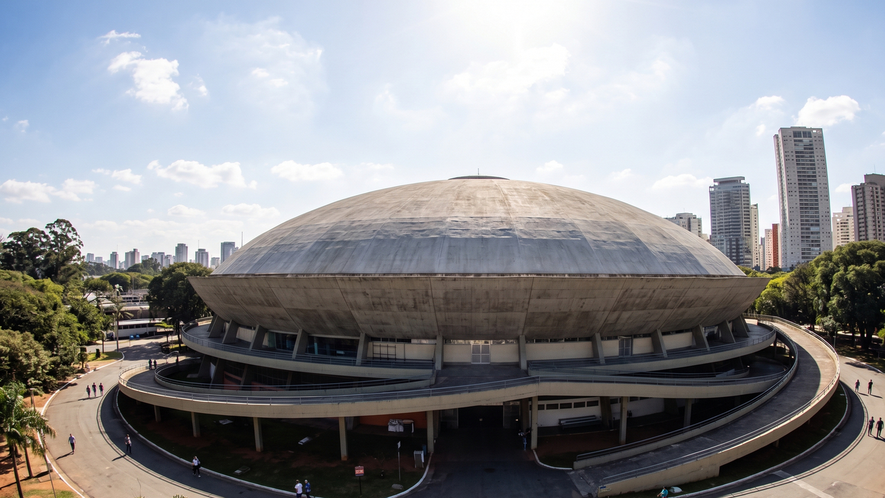 Com capacidade para 11 mil espectadores e uma arquitetura modernista única, o ginásio virou o palco central dos maiores eventos esportivos de São Paulo