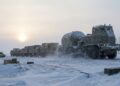 Caminhão atômico gigante cruza tundra da Guerra Fria