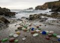 Glass Beach em Fort Bragg com pedras de vidro coloridas na costa do Pacífico