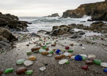 Glass Beach em Fort Bragg com pedras de vidro coloridas na costa do Pacífico