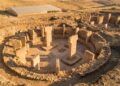 Pilares de pedra de Göbekli Tepe vistos do alto ao pôr do sol