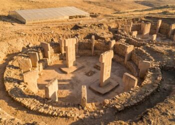 Pilares de pedra de Göbekli Tepe vistos do alto ao pôr do sol