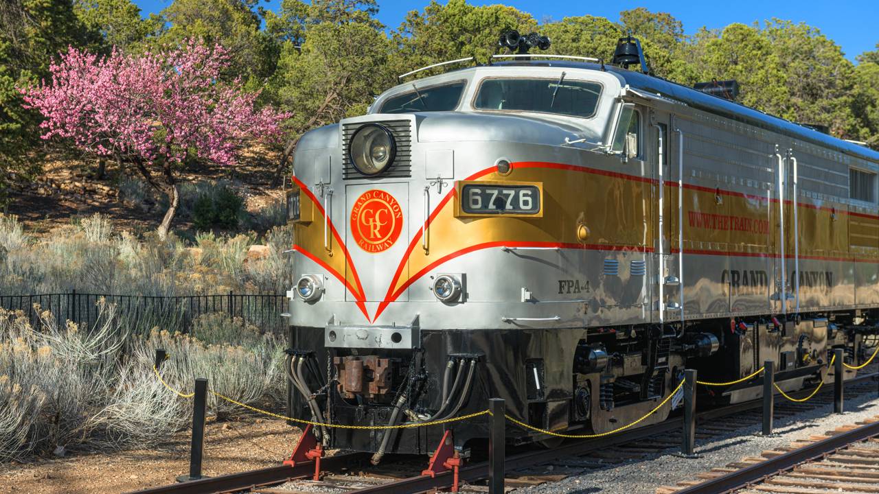 Cruzando 103 km de trilhos históricos, o trem até o Grand Canyon virou uma das rotas turísticas mais emblemáticas do Arizona desde 1901