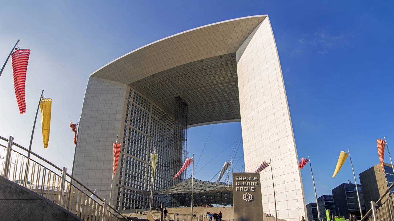 O monumental cubo oco de 110 metros de altura revestido de granito e vidro que redesenhou o horizonte moderno de Paris para a era tecnológica