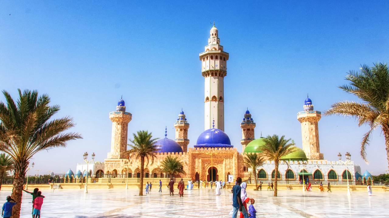 O colossal complexo islâmico de 1963 com minarete de 87 metros de altura que se consagrou como a obra sagrada mais importante de todo o Senegal 