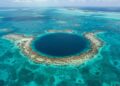 Grande Buraco Azul forma círculo escuro no recife de Belize