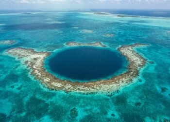 Grande Buraco Azul forma círculo escuro no recife de Belize