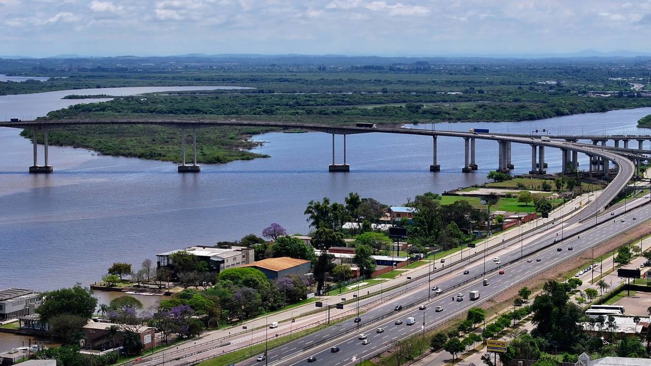 A colossal estrutura de concreto de 12,3 km de extensão que cruza as águas para destravar o trânsito do sul do país com engenharia moderna