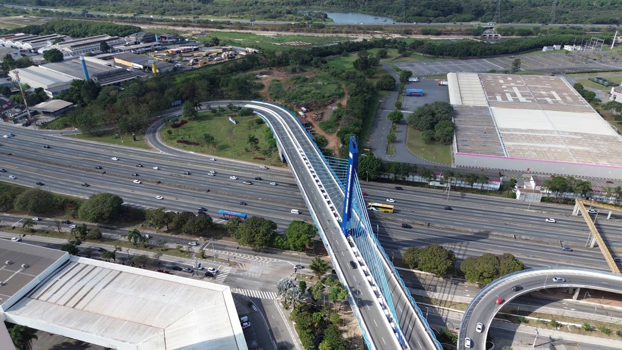 A imponente estrutura estaiada com mastro de 60 metros de altura que cruza a rodovia Presidente Dutra para organizar o fluxo de veículos