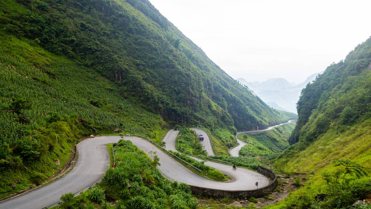 Serpentando 350 km por picos calcários, a estrada no Vietnã surge como o trajeto mais icônico e desafiador do sudeste asiático para pilotos