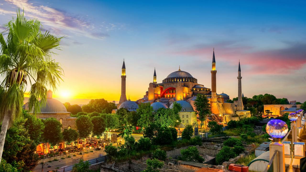 Com sua cúpula monumental de 31 metros e 1.500 anos de história, a estrutura virou o maior símbolo da transição entre impérios em Istambul