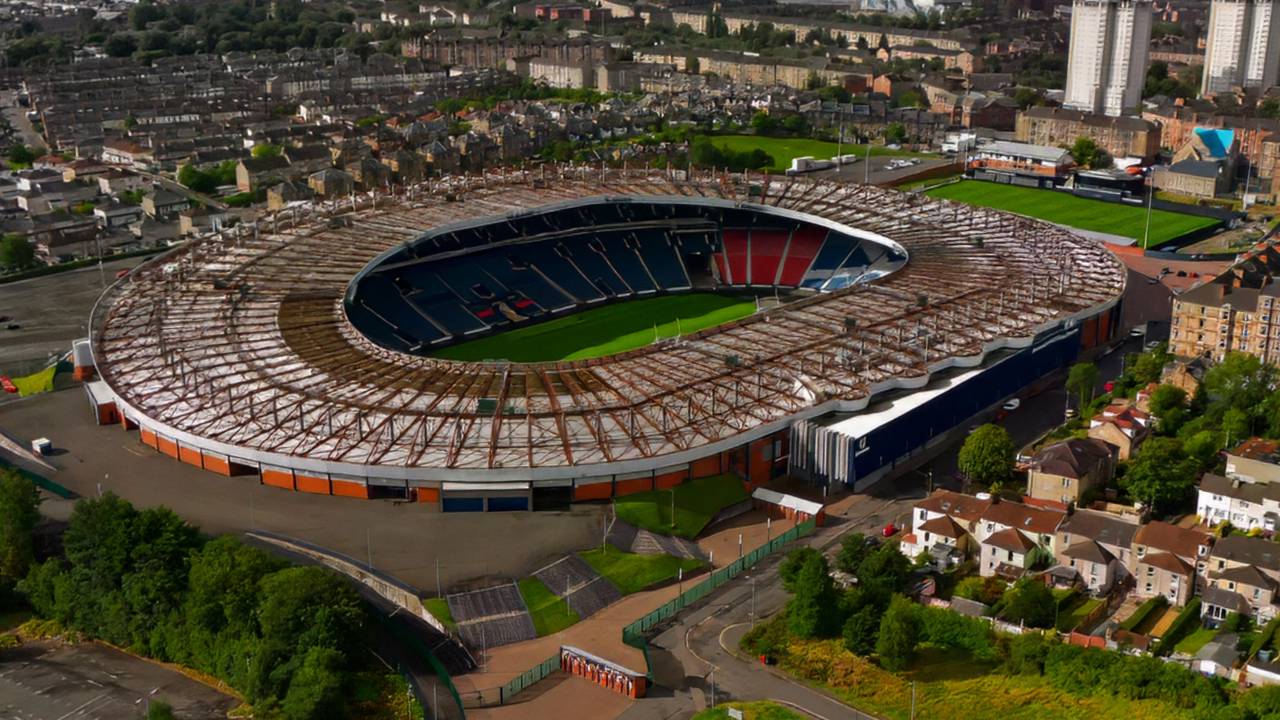 Inaugurado em 1903 como o maior e mais moderno estádio do mundo na época, o palco nacional tornou-se o grande templo e berço do futebol em Glasgow