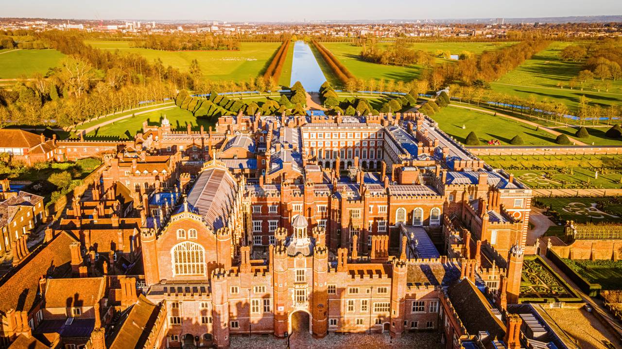 Com 60 acres de jardins reais e construído em 1515, o Palácio de Hampton Court virou o símbolo máximo da dinastia Tudor inglesa