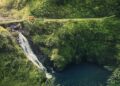 A sinuosa estrada havaiana de 103 km de extensão vence 620 curvas fechadas e 59 pontes em meio a florestas tropicais e penhascos no pacífico