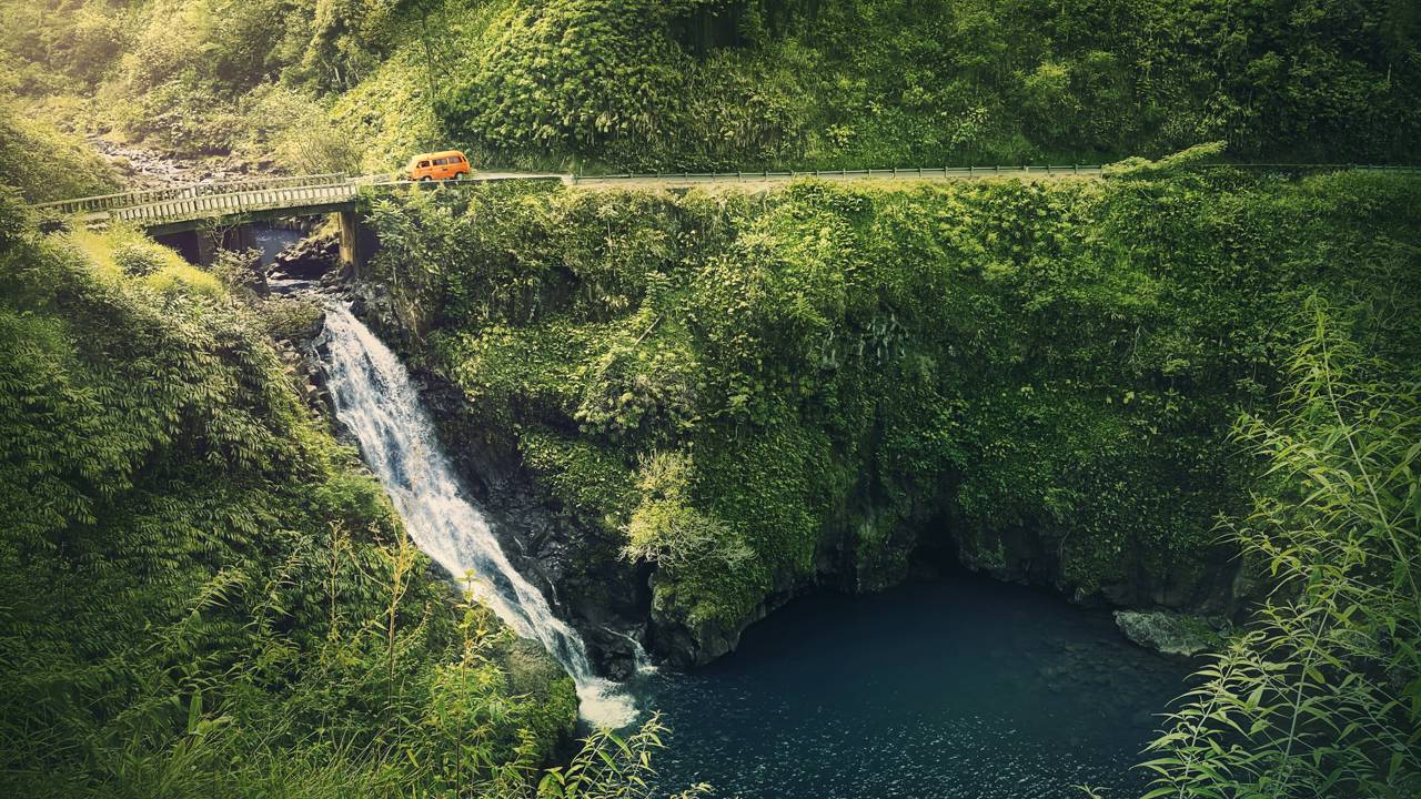 A sinuosa estrada havaiana de 103 km de extensão vence 620 curvas fechadas e 59 pontes em meio a florestas tropicais e penhascos no pacífico