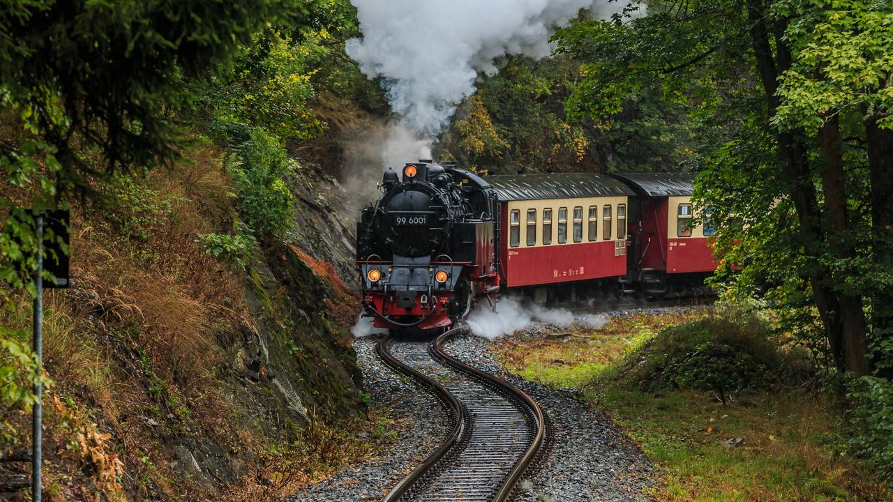 A ferrovia alemã de 140 km opera locomotivas a vapor de 1899, cruzando montanhas em um trajeto de engenharia histórica
