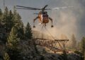 Helicóptero Erickson Air-Crane levantando torre de alta tensão na montanha