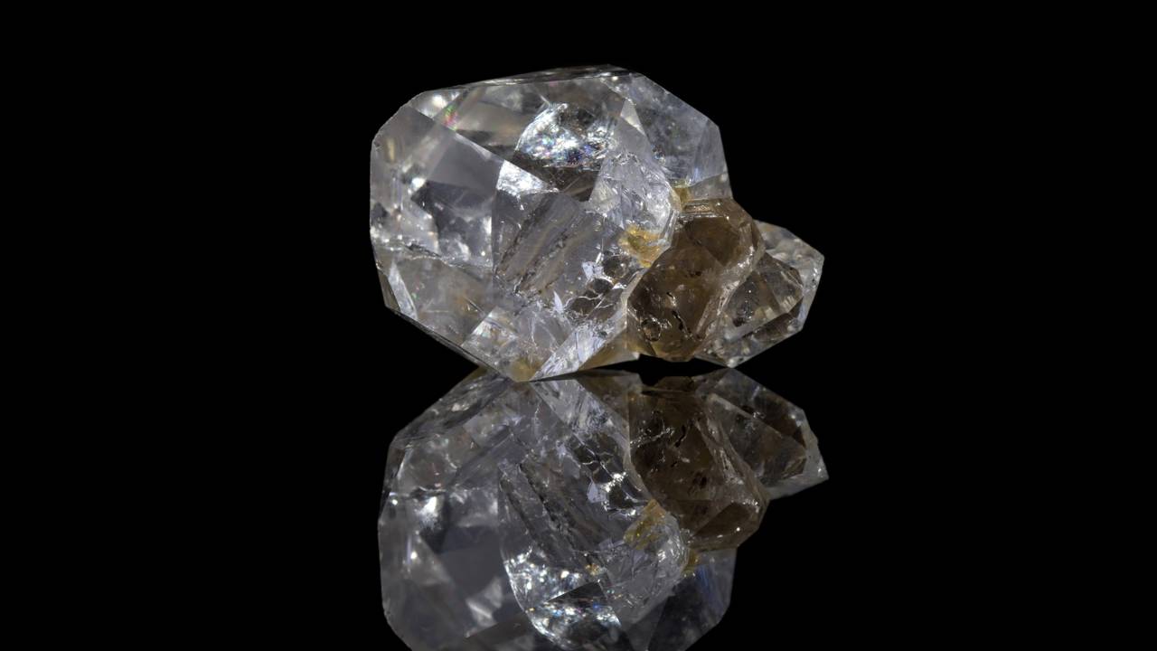 Esqueça o diamante tradicional, pois este cristal de quartzo de 500 milhões de anos exibe formação natural com duas pontas de brilho intenso