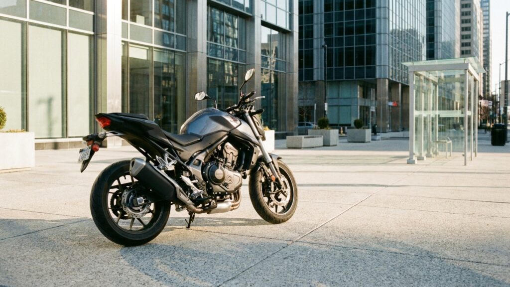 O retorno triunfal do "ferrão" japonês que promete ser a moto mais rápida e leve da categoria com um preço que assusta as concorrentes