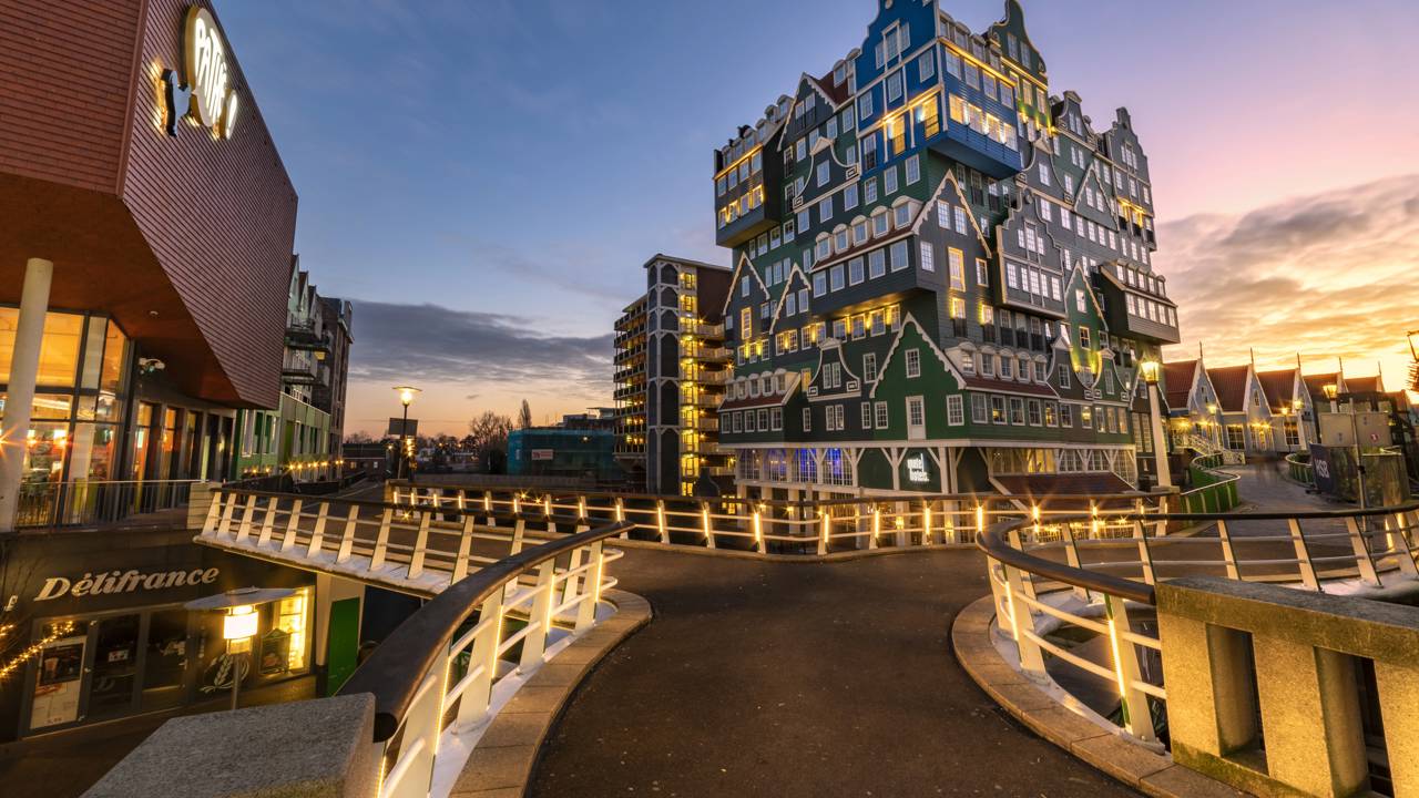 Com fachadas formadas por 70 casas tradicionais empilhadas, o hotel de 12 andares virou a estrutura mais bizarra e lúdica da arquitetura holandesa
