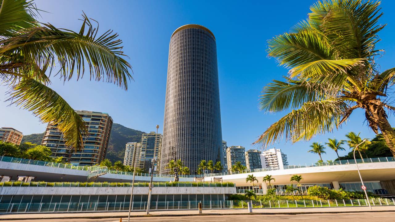 Com sua torre cilíndrica de 33 andares e projeto de Niemeyer, o ícone de 1972 domina a paisagem de São Conrado e a história da hotelaria carioca
