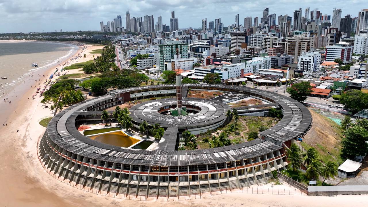 Com formato circular sobre a areia e 170 apartamentos, o hotel de 1971 virou o cartão-postal mais icônico de João Pessoa
