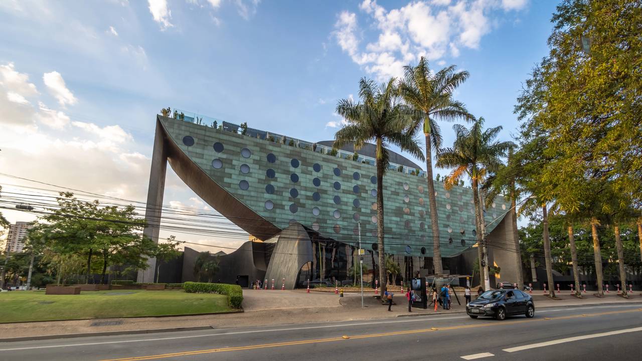 Com seu formato de navio e 84 metros de extensão, o edifício de concreto de Ruy Ohtake virou o símbolo da arquitetura arrojada em São Paulo