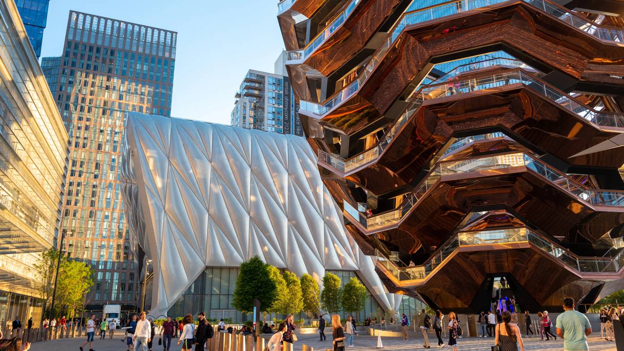 Com 45 metros de altura e 154 lances de escadas, a estrutura Vessel em Nova York é um marco global de design geométrico interativo