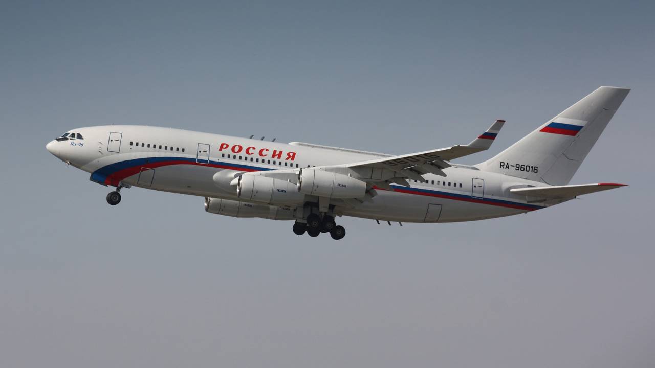Alcançando 11.500 km de alcance, o Ilyushin IL-96-300PU virou a fortaleza aérea oficial do governo russo com sistemas avançados de defesa