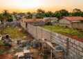 Quanto um pedreiro cobra para construir um muro simples de 20 metros